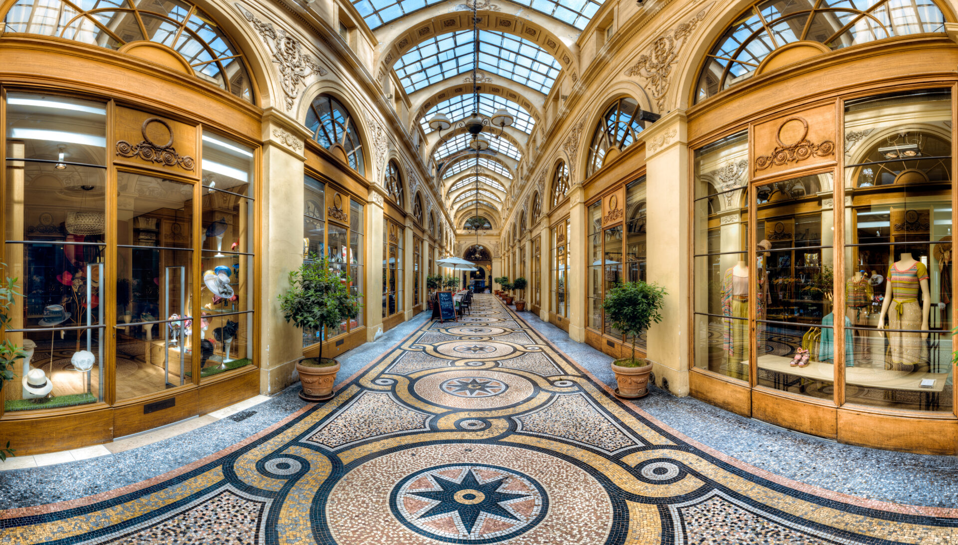 les premières galeries marchandes de Paris